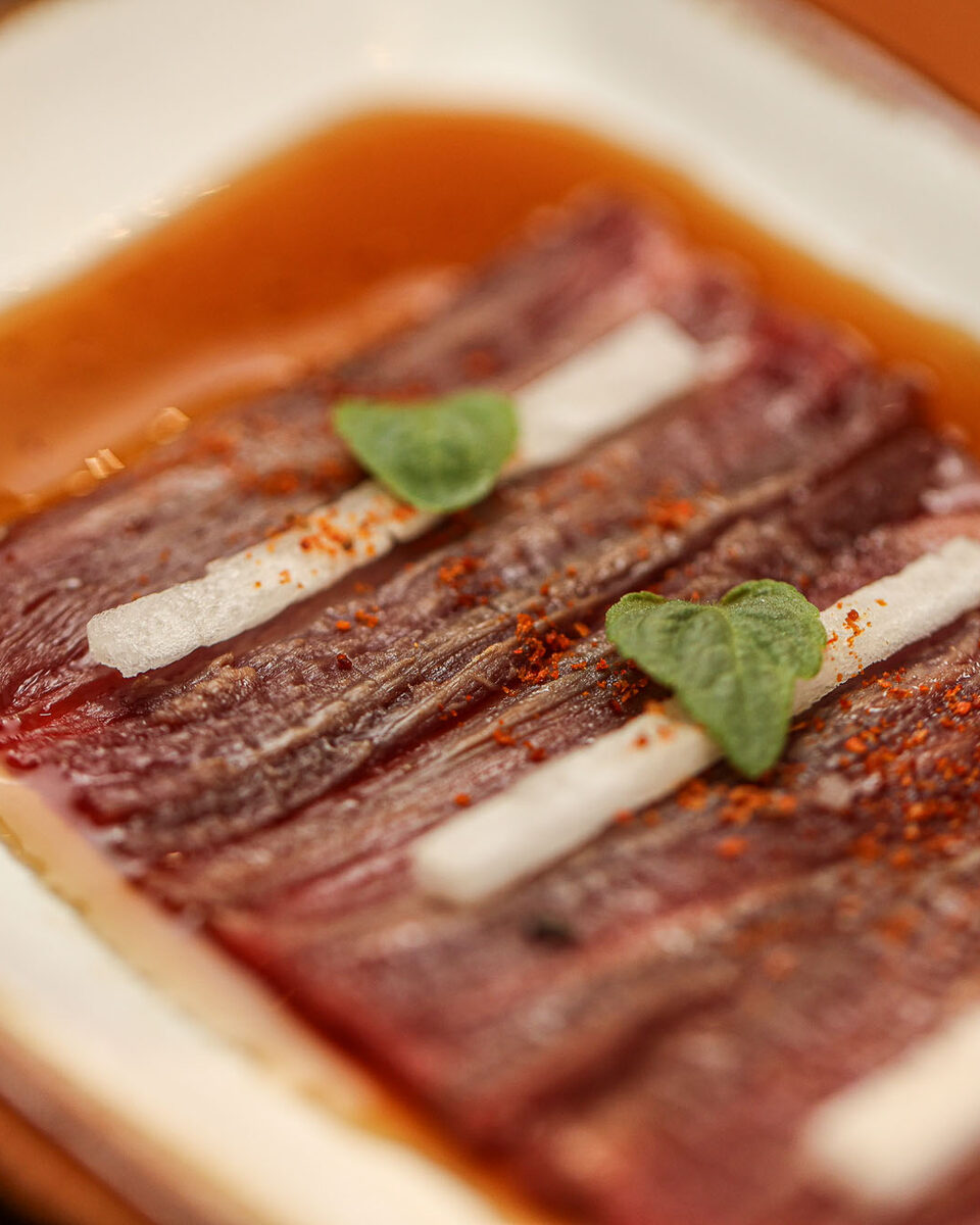 Carpaccio de wagyu com tsukemono de nabo e folhas de hortelã